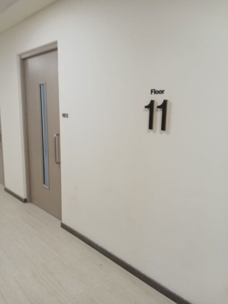 Room, turf-estate Commercial Office Space 700 Sq.Ft. In Worli Mumbai 10584564