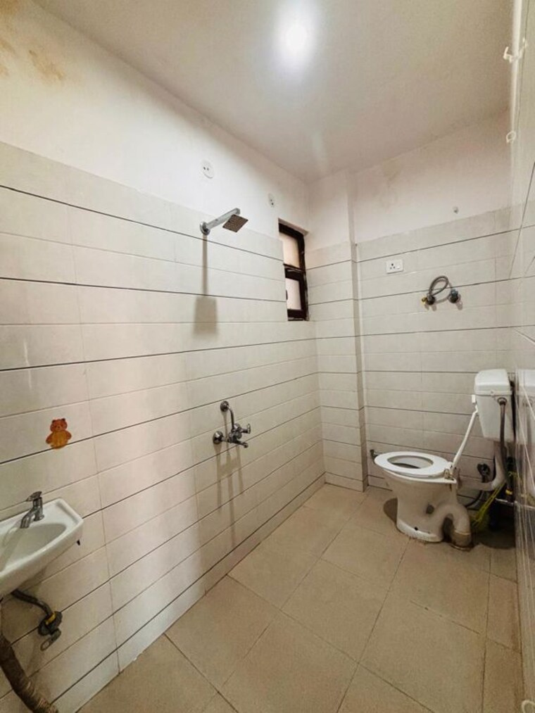 Bathroom, freedom fighters enclave 1 RK 350 Sq.Ft. Apartment In Freedom Fighters Enclave Delhi 10584663