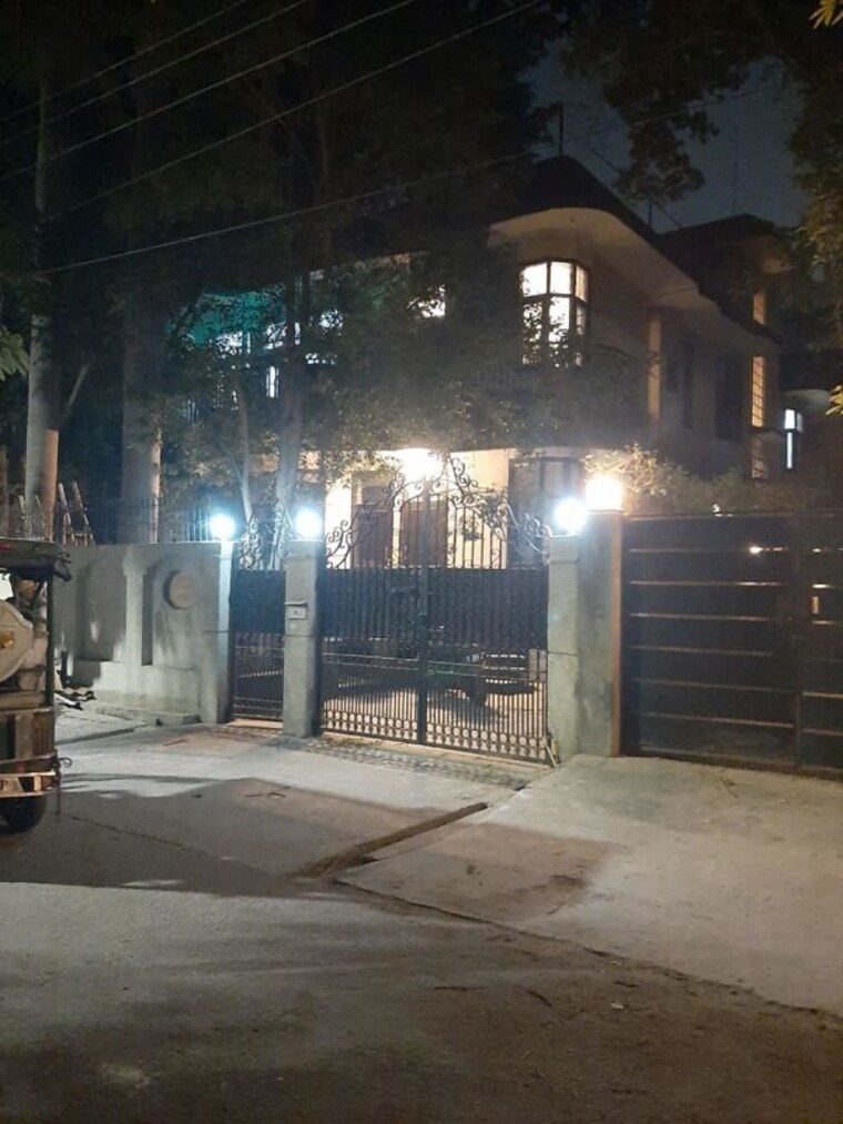  Parking, sector 29 2.5 Bedroom 300 Sq.Mt. Villa In Sector 29 Noida 10584681