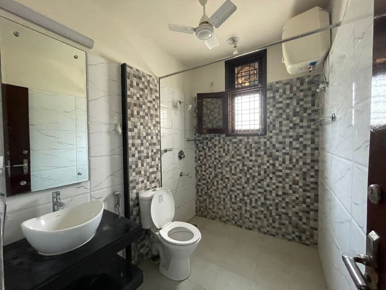 Bathroom, sector 57 4 Bedroom 2200 Sq.Ft. Builder Floor In Sector 57 Gurgaon 10584698