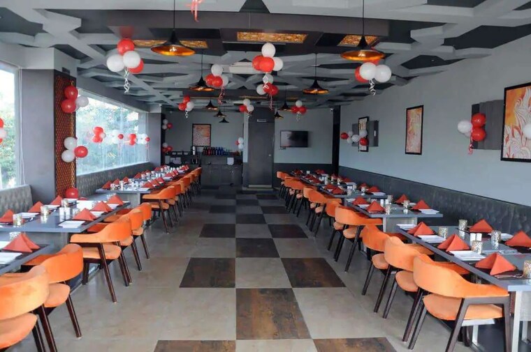 Gym, sangani-shaligram-lakeview Commercial Showroom 3250 Sq.Ft. In Near Vaishno Devi Circle On Sg Highway Ahmedabad 10584696