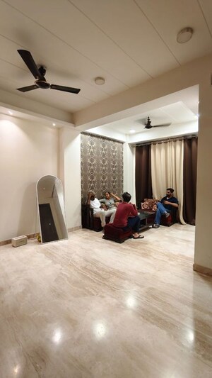 Living Room in 3 BHK Builder Floor at Sector 43 – for Rent