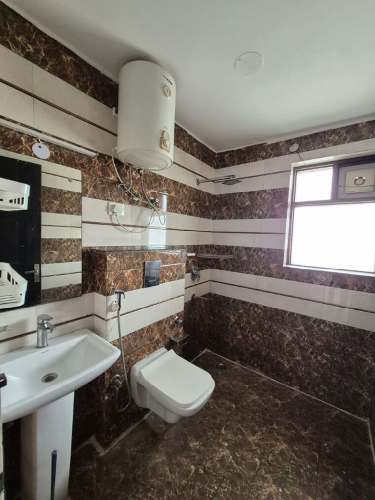 Bathroom, sector 45 5 Bedroom 2200 Sq.Ft. Builder Floor In Sector 45 Gurgaon 10584762