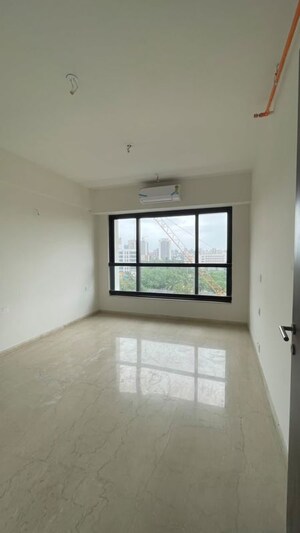 Room in 3 BHK Apartment at Kalpataru Magnus, Bandra East – for Rent
