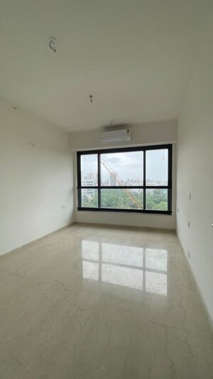 Room in 3 BHK Apartment at Kalpataru Magnus, Bandra East – for Rent