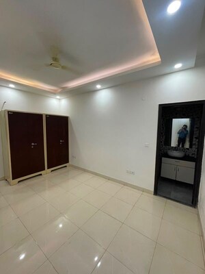 Room in 2 BHK Builder Floor at Sector 43 – for Rent