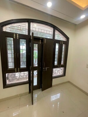Room in 2 BHK Builder Floor at Sector 43 – for Rent