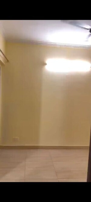 Room in 2 BHK Apartment at Gaur City 7th Avenue, Sector 4 Greater Noida – for Rent