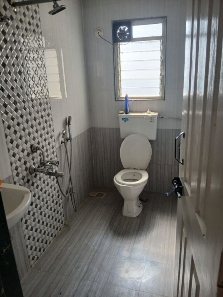 Bathroom, vardhaman-heights 2 Bedroom 780 Sq.Ft. Apartment In Rahatani Pune 10584805