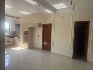 Room in 3 BHK Builder Floor at Sector 8 – for Rent