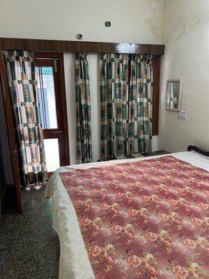 Bedroom in 2 BHK Builder Floor at Sector 32 – for Rent