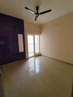 Room in 3 BHK Apartment at Amrapali Dream Valley – for Rent