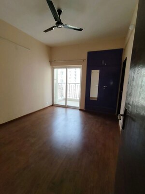 Room in 3 BHK Apartment at Amrapali Dream Valley – for Rent