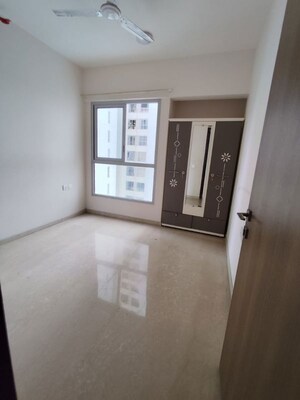 Room in 3 BHK Apartment at Lodha Sterling, Kolshet Road – for Rent