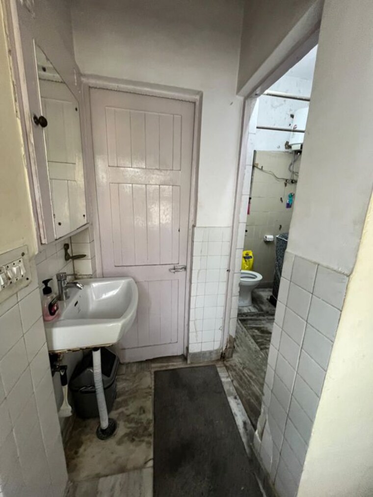 Bathroom, sheikh sarai 2 Bedroom 1100 Sq.Ft. Builder Floor In Sheikh Sarai Delhi 10584925