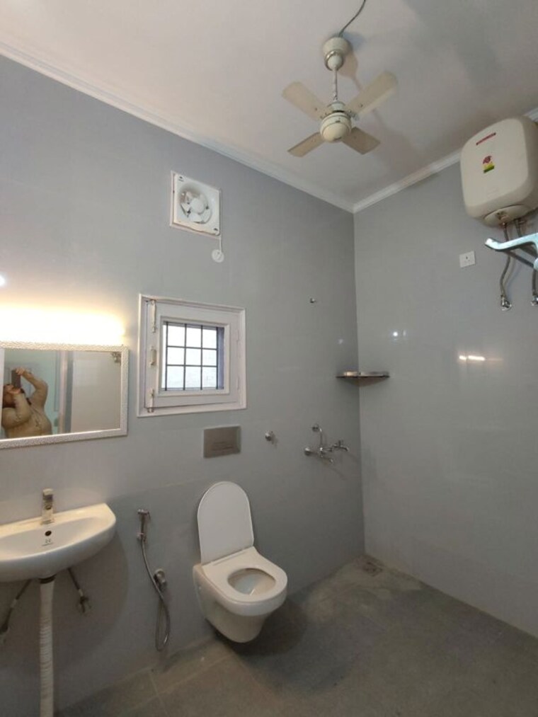 Bathroom, sector 43 3 Bedroom 250 Sq.Ft. Builder Floor In Sector 43 Chandigarh 10584960