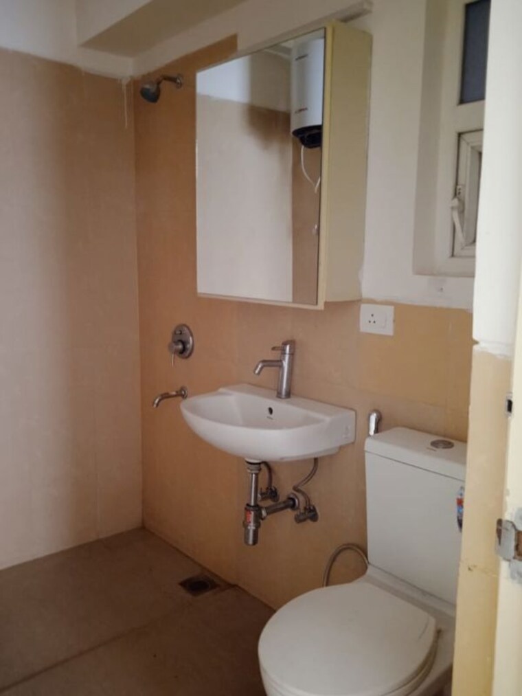 Bathroom, emaar-emerald-floors-premier 4 Bedroom 1975 Sq.Ft. Apartment In Sector 65 Gurgaon 10585012