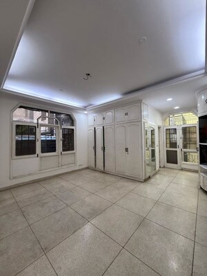Room in 3 BHK Builder Floor at New Friends Colony – for Rent