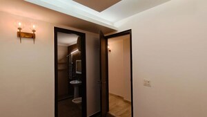 Room in 3 BHK Builder Floor at Defence Colony – for Rent
