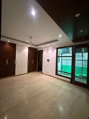 Room in 3 BHK Builder Floor at Defence Colony – for Rent