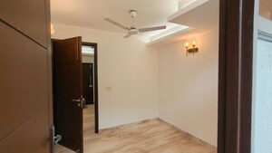 Room in 3 BHK Builder Floor at Defence Colony – for Rent