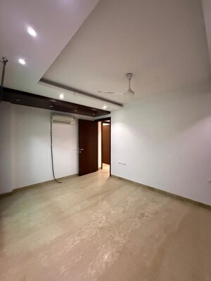 Room in 3 BHK Builder Floor at Defence Colony – for Rent
