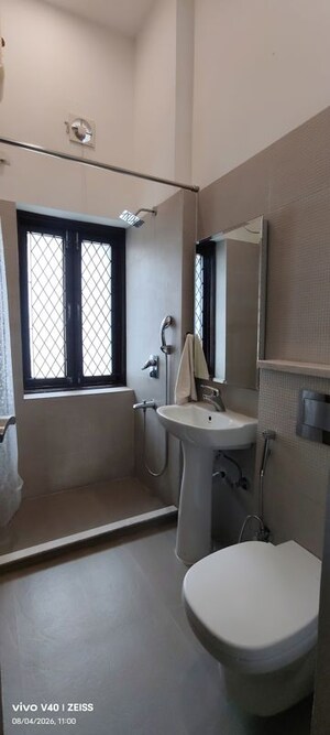 Team Area in 1 BHK Apartment at Defence Colony – for Rent