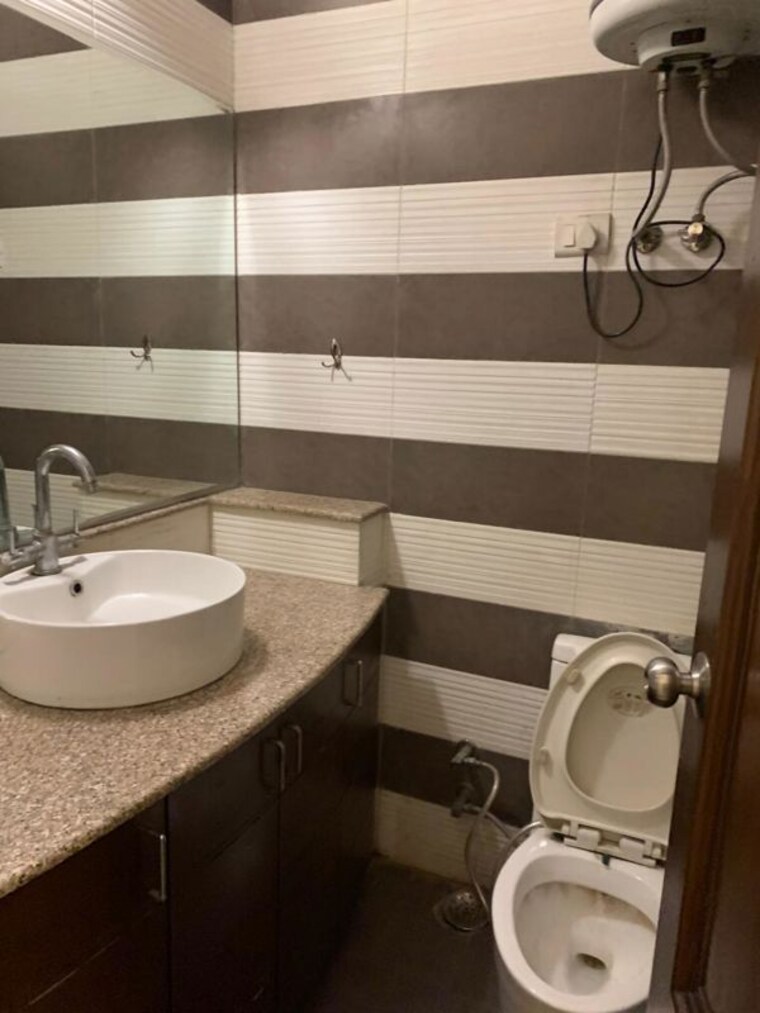 Bathroom, safdarjung enclave 4 Bedroom 3600 Sq.Ft. Builder Floor In Safdarjung Enclave Delhi 10585156