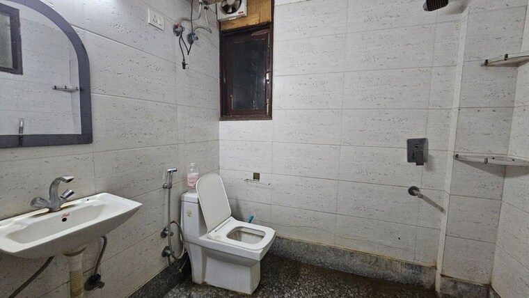 Bathroom, rohini sector 13 1 RK 350 Sq.Ft. Builder Floor In Rohini Sector 13 Delhi 10585183