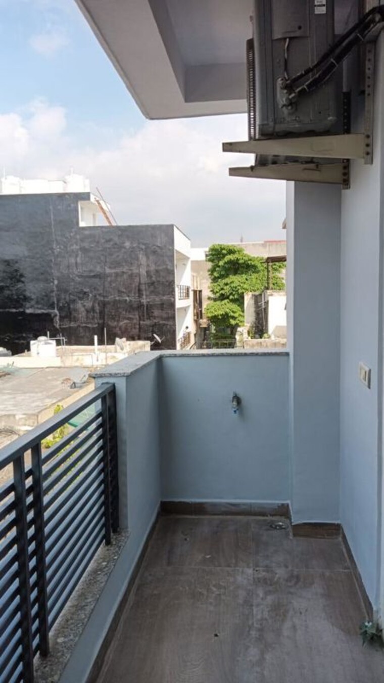 Balcony, sushant lok i 3 Bedroom 263 Sq.Yd. Builder Floor In Sushant Lok I Gurgaon 10585185