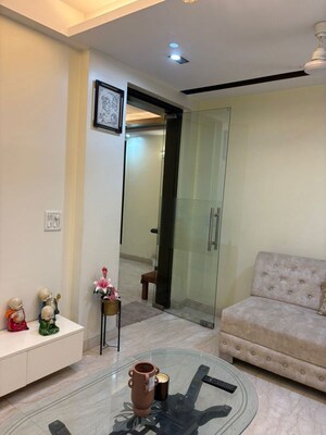 Room in 3 BHK Builder Floor at Hemkunt Colony – for Rent