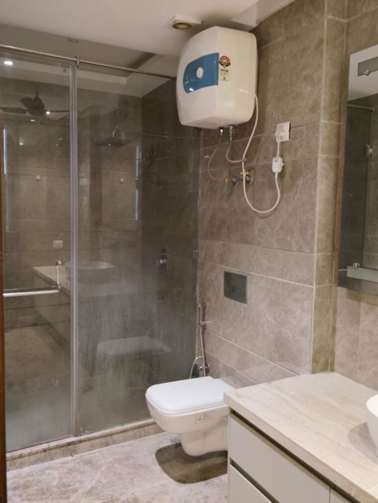 Bathroom, chittaranjan park 4 Bedroom 2076 Sq.Ft. Builder Floor In Chittaranjan Park Delhi 10585273