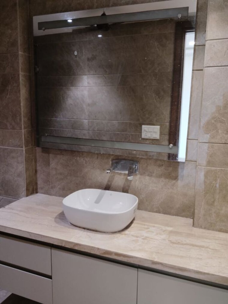 Bathroom, chittaranjan park 4 Bedroom 2076 Sq.Ft. Builder Floor In Chittaranjan Park Delhi 10585273
