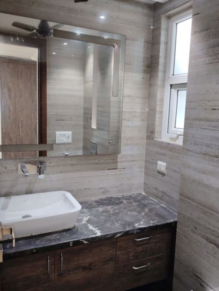 Bathroom, chittaranjan park 4 Bedroom 2076 Sq.Ft. Builder Floor In Chittaranjan Park Delhi 10585273