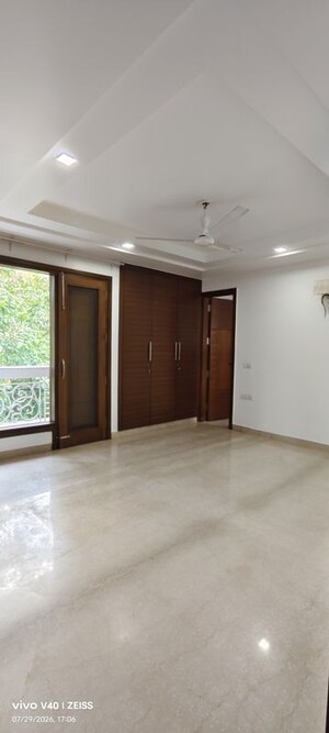 Room in 4 BHK Builder Floor at Defence Colony – for Rent