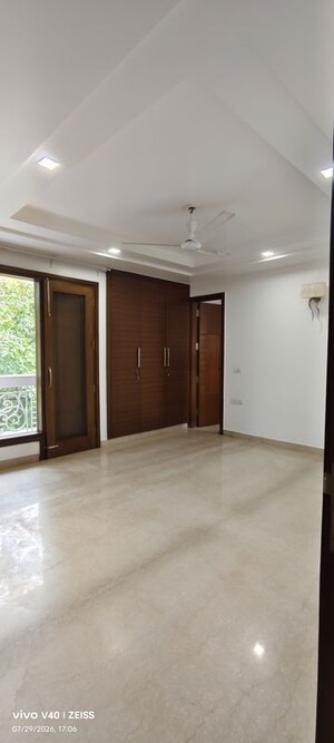 Room in 4 BHK Builder Floor at Defence Colony – for Rent