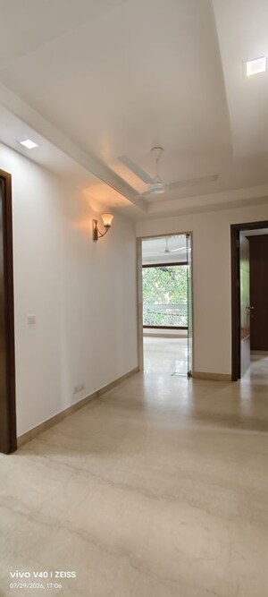 Room in 4 BHK Builder Floor at Defence Colony – for Rent