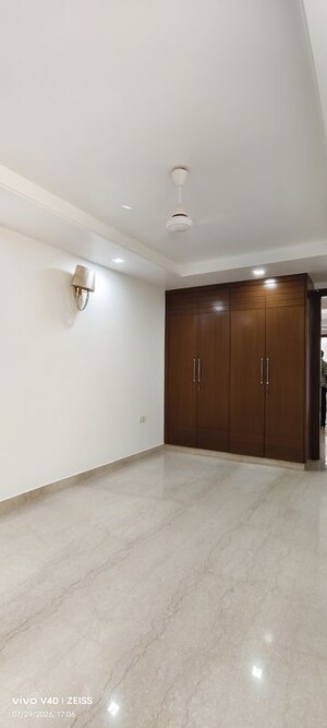 Room in 4 BHK Builder Floor at Defence Colony – for Rent