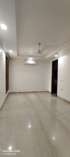 Room in 4 BHK Builder Floor at Defence Colony – for Rent