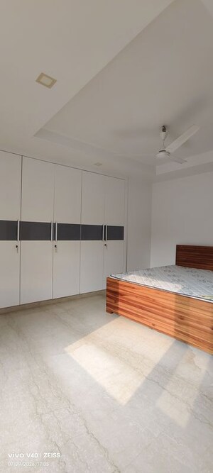 Room in 4 BHK Builder Floor at Defence Colony – for Rent