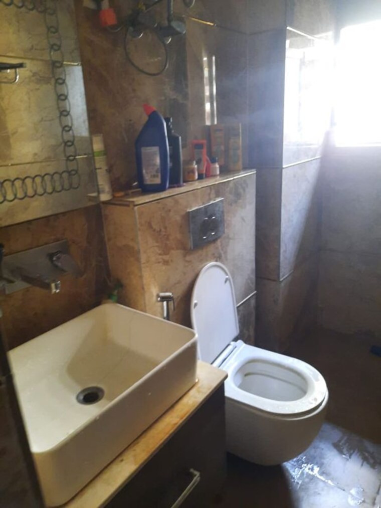 Bathroom, amrapali-royal 3 Bedroom 1950 Sq.Ft. Apartment In Vaibhav Khand Ghaziabad 10585359