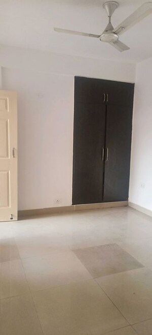 Room in 2 BHK Apartment at Supertech Cape Town, Sector 74 – for Sale