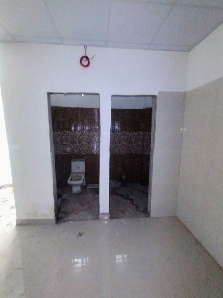 Bathroom, vibhuti khand Commercial Office Space 1300 Sq.Ft. In Vibhuti Khand Lucknow 10585377