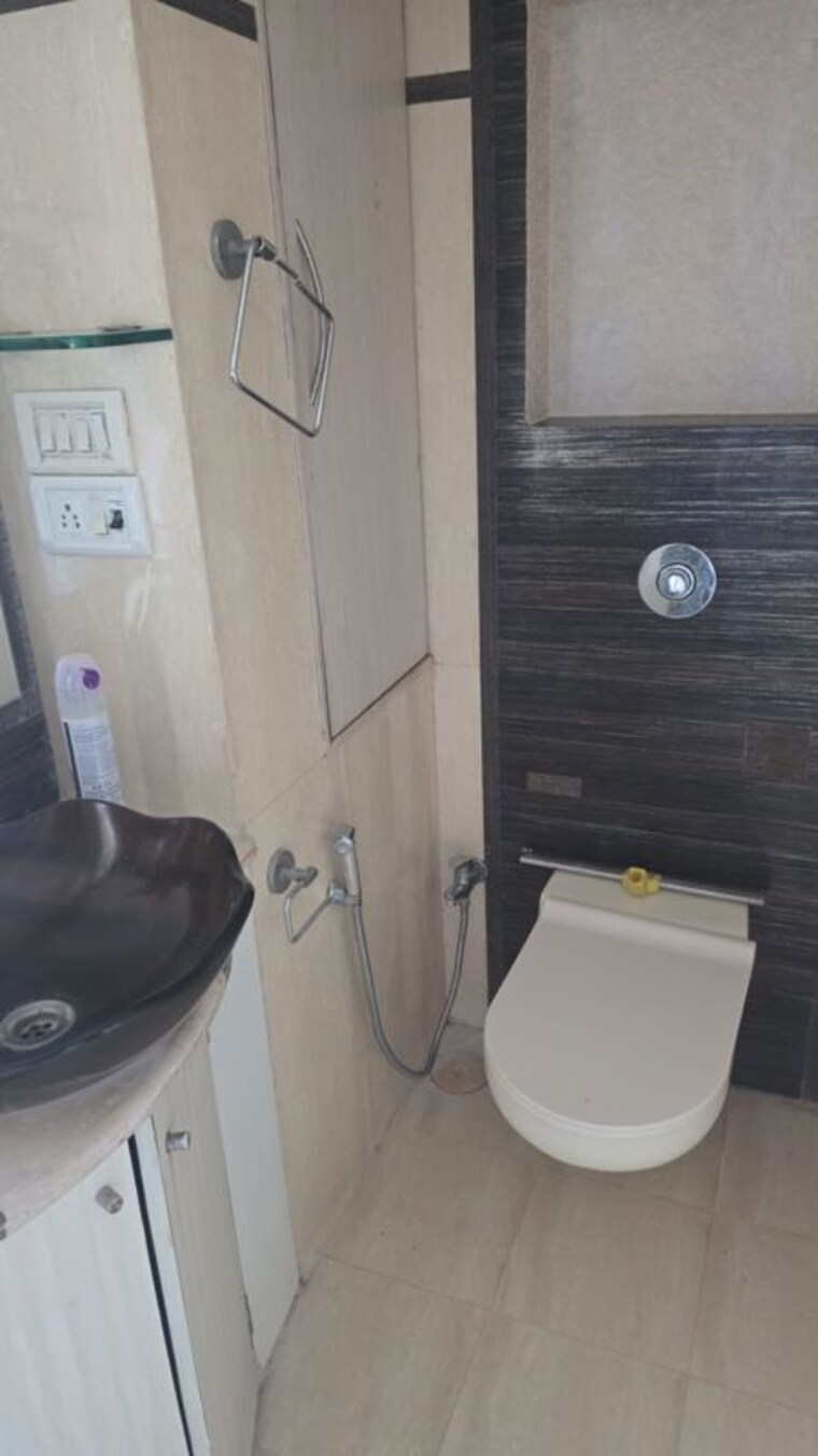 Bathroom, royal-manor 3 Bedroom 1250 Sq.Ft. Apartment In Bandra West Mumbai 10585407