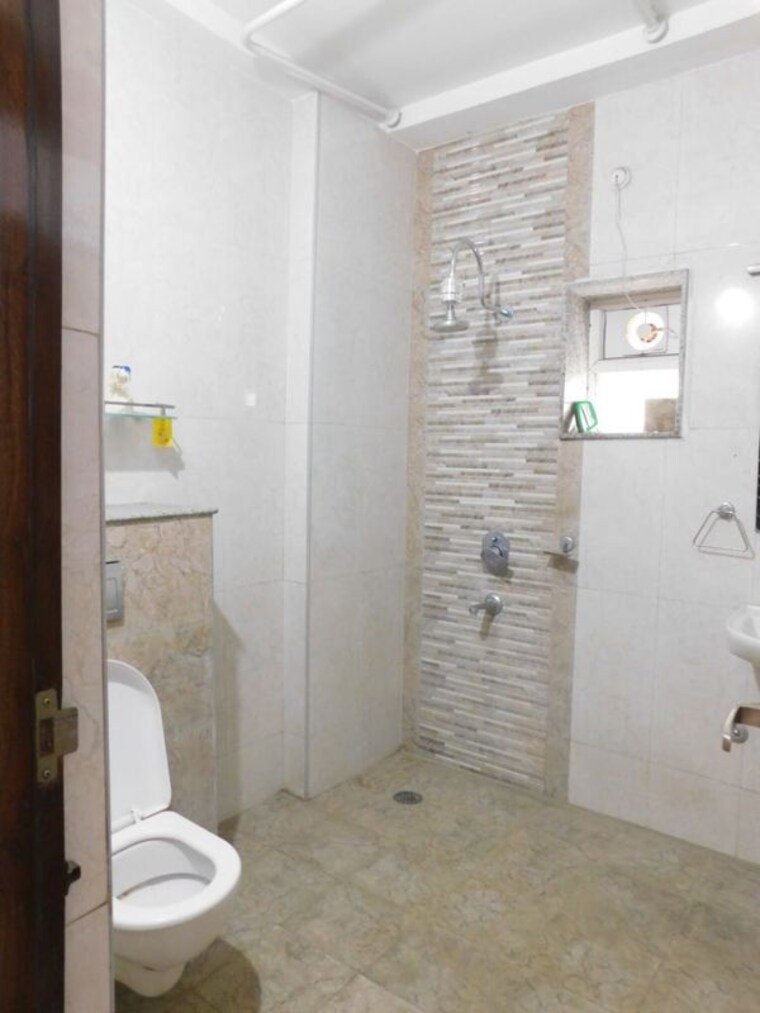 Bathroom, jyothi-banjara 4 Bedroom 3400 Sq.Ft. Builder Floor In Banjara Hills Hyderabad 10585466
