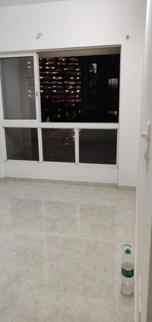Room in 3 BHK Apartment at Lodha Amara, Kolshet Road – for Rent