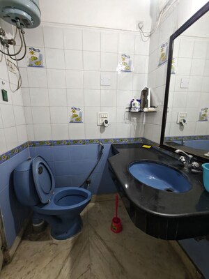 Bathroom in 3 BHK Builder Floor at ROF Portico, Sector 43 – for Rent