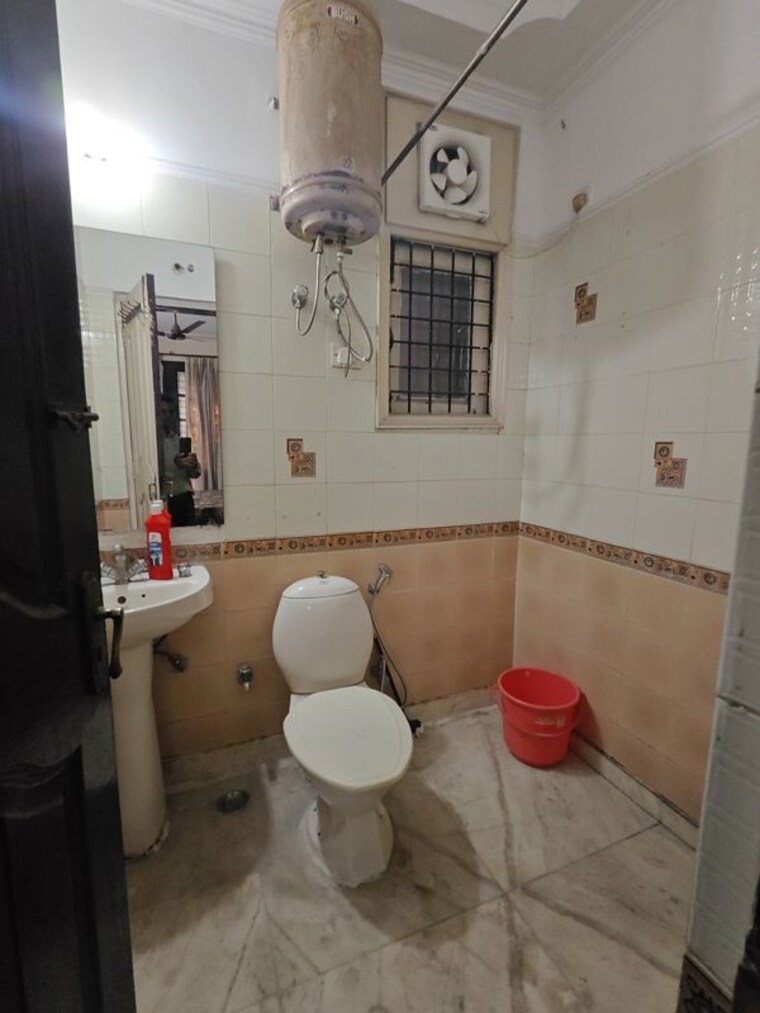 Bathroom, rof-portico 3 Bedroom 215 Sq.Yd. Builder Floor In Sector 43 Gurgaon 10585651
