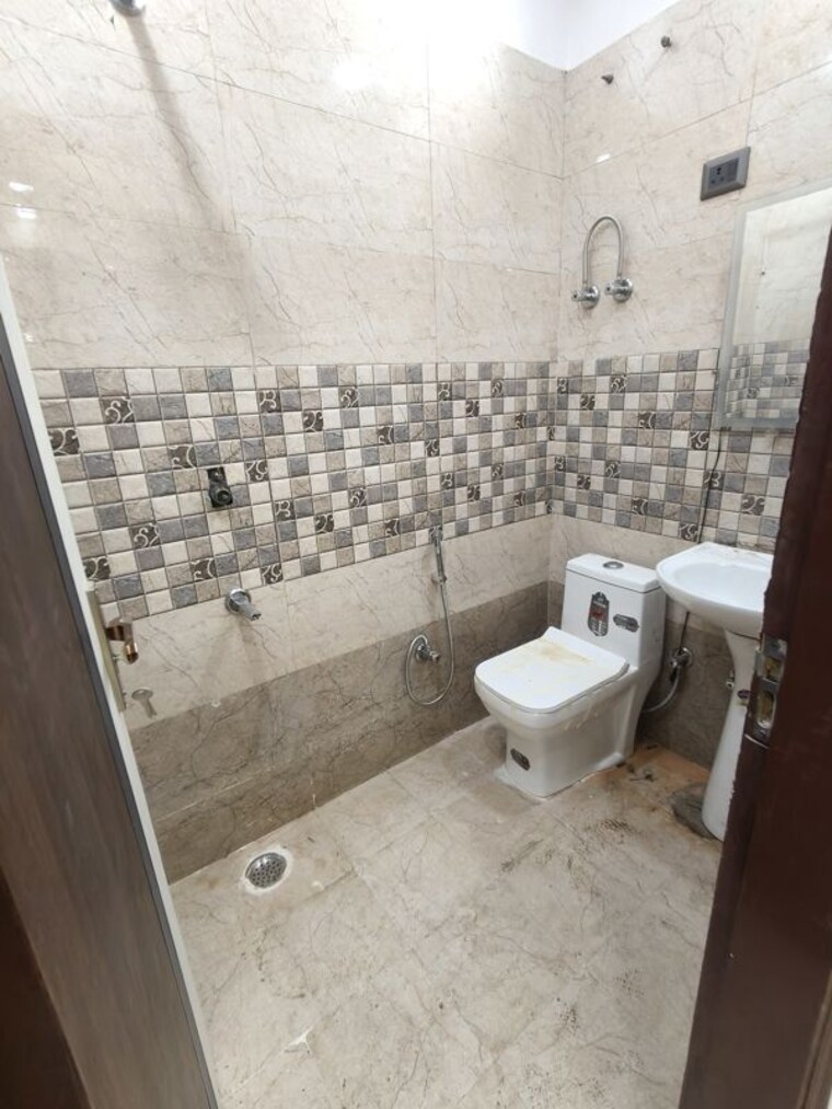 Bathroom, maya-homes 2 Bedroom 850 Sq.Ft. Builder Floor In Indrapuram Ghaziabad 10585690