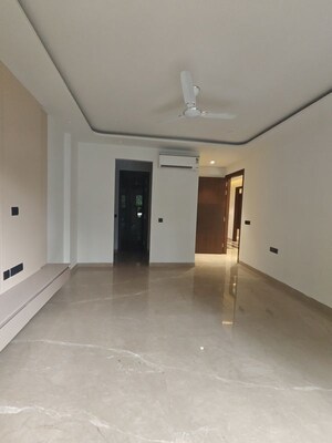 Room in 3 BHK Builder Floor at Craft Destination 43, Sector 43 – for Rent